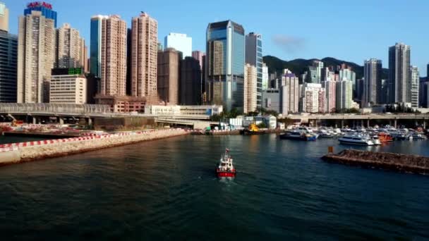 Hongkong, Kína - 2020: Causeway Bay Typhoon Shelter, hajó felülről — Stock videók