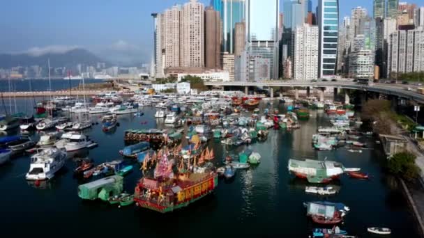 Гонконг, Китай - 2020: лодки и яхта в заливе, вид с воздуха — стоковое видео