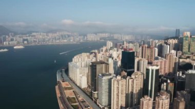 Hong Kong, Çin - 2020: Tsat Tsz Mui 'deki Ada Doğu Koridoru ve Gökdelenler
