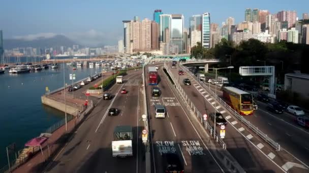 Hongkong, Kina - 2020: motorväg och yacht och båt parkering uppifrån — Stockvideo