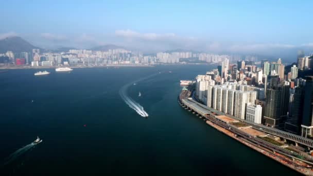Hong Kong, Čína - 2020: loď plující podél Středního ostrova, letecký pohled — Stock video