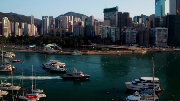 Hong Kong, Chine - 2020 : bateau de police à Causeway Bay, vue aérienne — Video