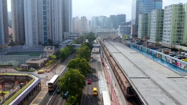 Hongkong, China - 2020: Bahnhof Kowloon Bay, der Zug fährt auf Schienen, Luftaufnahme — Stockvideo
