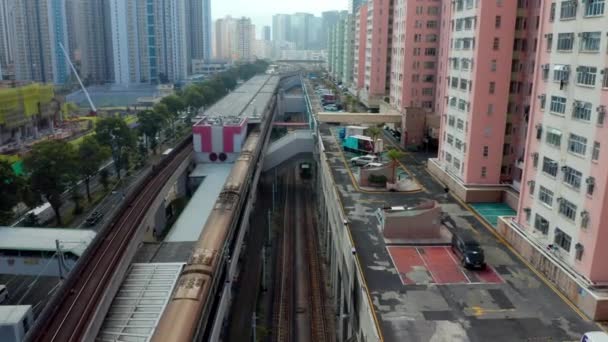 Hong Kong, Çin - 2020: Kowloon Körfezi İstasyonu 'ndan kalkan tren, hava manzaralı. — Stok video