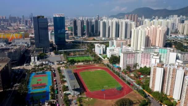 Hong Kong, Čína - 2020: Kowloon Bay Sports Ground - fotbalové hřiště shora — Stock video