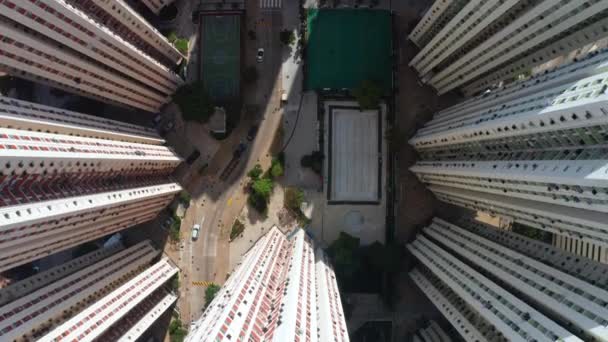 Complexe résidentiel moderne d'en haut, toits et façades de maisons, cours — Video