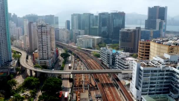 Гонконг (Китай) - 2020: поїзд метро, Квун Тонг Рд, Шон Ю Рд згори. — стокове відео