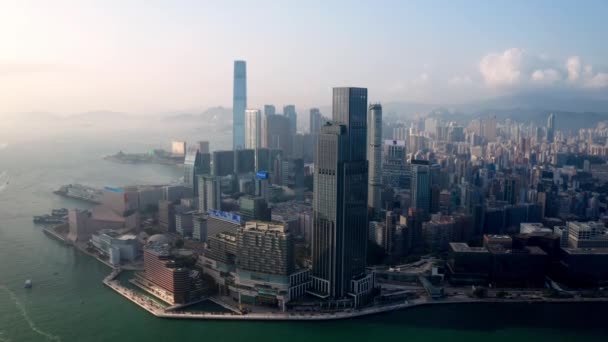 香港,中国- 2020:ビクトリア・ドックサイド、尖沙咀の空中ビュー — ストック動画