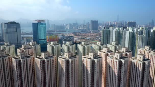 Hong Kong, China - 2020: casas de apartamentos en el distrito de Kowloon Bay desde arriba — Vídeo de stock