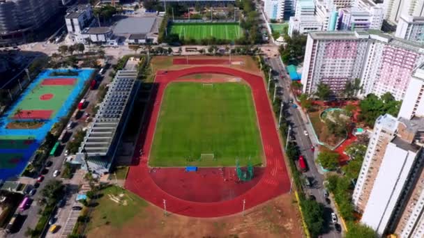 Hong Kong, Chine - 2020 : terrain de sport et aire de jeux de Kowloon Bay d'en haut — Video