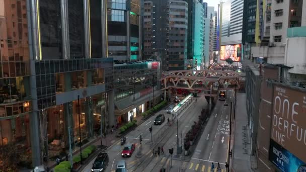 Hong Kong, China - 2020: ronde oversteekbrug, Yee Wo Street en Pennington Street van bovenaf — Stockvideo