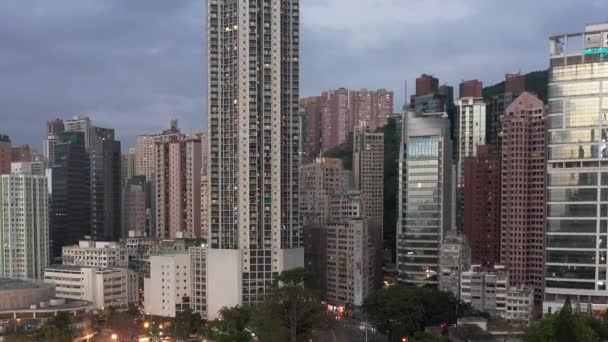 Hong Kong, Çin: Causeway Rd ve Park Kuleleri akşam üstten — Stok video