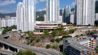 Hong Kong, Çin - 2020: Choi Tak Alışveriş Merkezi, yukarıdan evler ve yollar