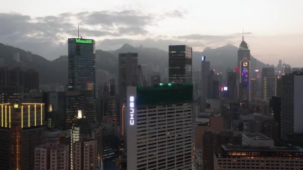 Hongkong - 2020: stadsbild på kvällen ovanifrån, skyskrapor och berg — Stockvideo