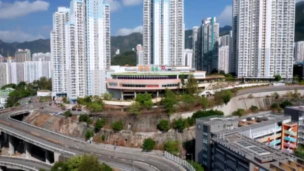 Hongkong, Kína - 2020: Choi Tak Bevásárlóközpont, házak és utak felülről — Stock videók