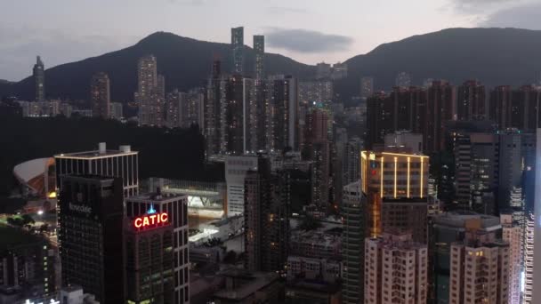 Hong Kong - 2020: Causeway Road in the evening, buildings from above — Stockvideo