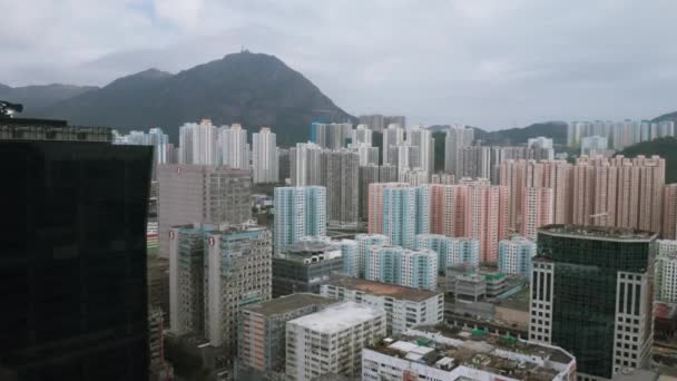 Hong Kong - 2020: centros de oficinas y complejos residenciales, carretera desde arriba — Vídeo de stock