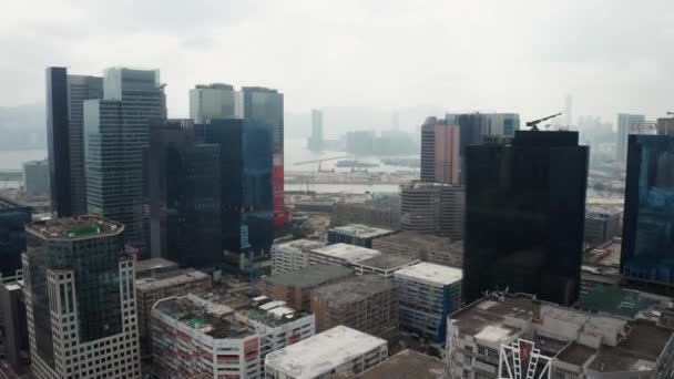 Hong Kong - 2020 : vue aérienne des gratte-ciel et des centres de bureaux dans la baie de Kowloon — Video