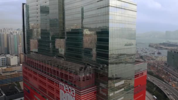 Hong Kong - 2020: MegaBox Shopping Center, a modern building from above — Stockvideo