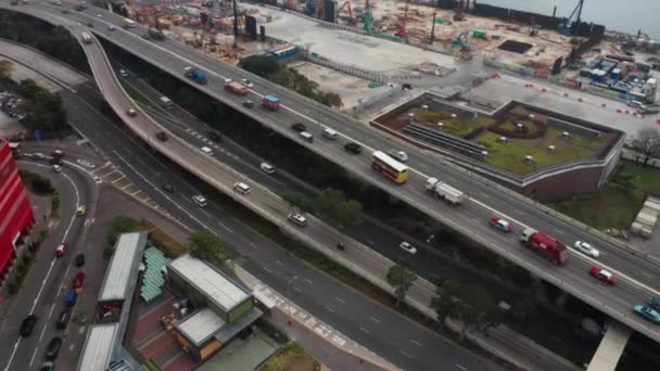 Гонконг - 2020: Квунь Тонг объездной, автомобили и грузовики на дороге сверху — стоковое видео