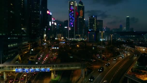 Hong Kong, China - 2020: carretera, rascacielos en iluminación nocturna desde arriba — Vídeo de stock