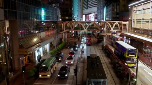 Hong Kong, China - 2020: night traffic on Yee Wo Street, cars, buses and trams — Stock Video