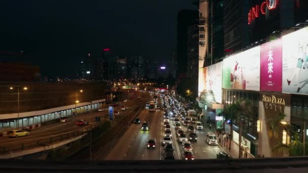 Hong Kong, China - 2020: Plaza Sino y el tráfico en Gloucester Road por la noche — Vídeo de stock