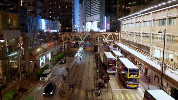 Hong Kong, China - 2020: Bus Stop at Yee Wo Street at night from above — Stockvideo