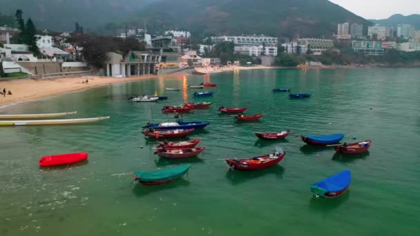 Hong Kong - 2020: colorful empty boats on the water near the shore, aerial view — Wideo stockowe