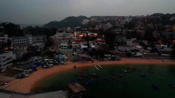 Hong Kong - 2020: bahía de mar, muelle y barcos cerca de una orilla en el crepúsculo, vista aérea — Vídeos de Stock