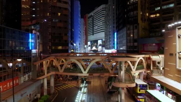 Hong Kong, China - 2020: Parada de ônibus na Yee Wo Street à noite de cima — Vídeo de Stock