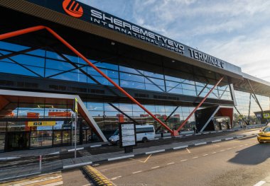Moskova, Rusya - 2020: Sheremetyevo Uluslararası Havalimanı, C Terminali, giriş