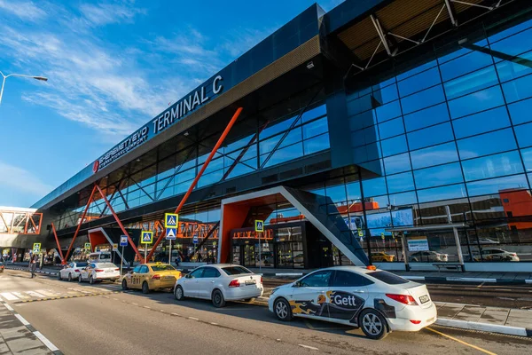 Moszkva, Oroszország - 2020: Sheremetyevo repülőtér, C terminál, bejárat és taxi — Stock Fotó