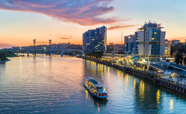 Rostov-on-Don, Rusya - 2019: Gün batımında Don nehri, tekne ve toprak seti