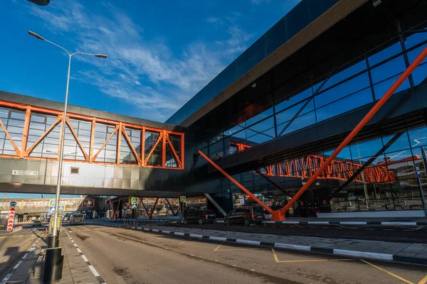 Москва, Россия - 2020: Международный аэропорт Шереметьево снаружи, дорога — стоковое фото