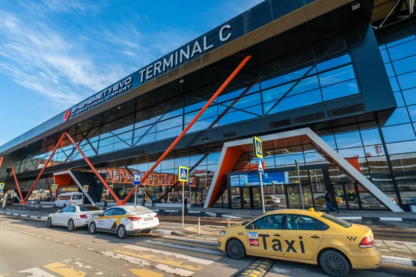 Moskova, Rusya - 2020: Sheremetyevo Havaalanı, C Terminali, giriş ve taksi