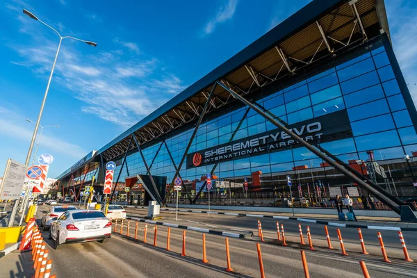 Moskwa, Rosja - 2020: Lotnisko Sheremetyevo, Terminal C na zewnątrz, przystanek autobusowy — Zdjęcie stockowe