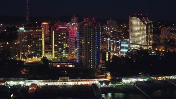 Soçi, Rusya - 2016: Gece şehir, binalar ve gezinti güvertesi — Stok video