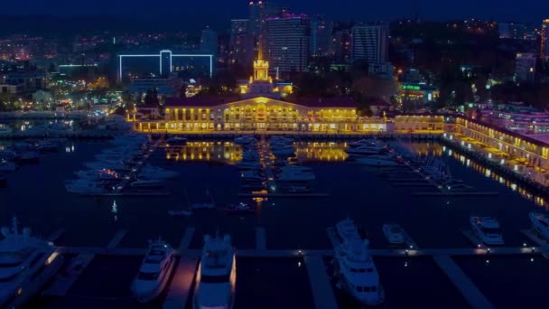 Sochi, Rusia - 2016: Sochi puerto de noche desde una altura, estacionamiento de yates — Vídeos de Stock