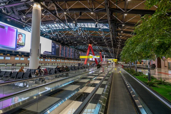 Moskou, Rusland - 2020: passagiers in de wachtkamer van Sheremetyevo Airport — Stockfoto