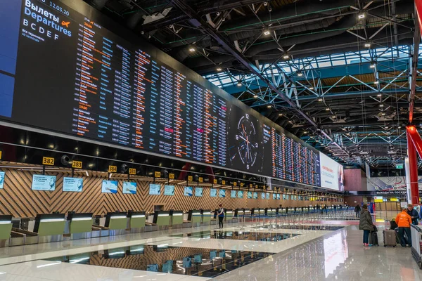 Moscow, Russia - 2020: flight information monitors and check-in in Sheremetyevo — Stock Photo, Image