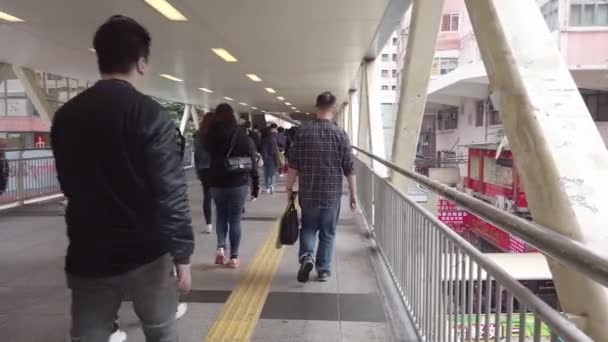 Hong Kong, China - 2020: la gente camina por un paso peatonal — Vídeo de stock