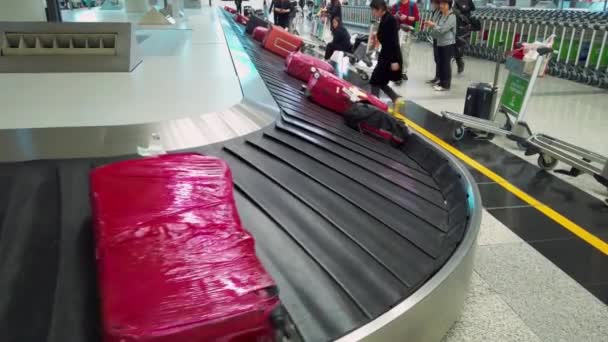 Hongkong, China - 2020: Gepäckausgabe am Flughafen — Stockvideo