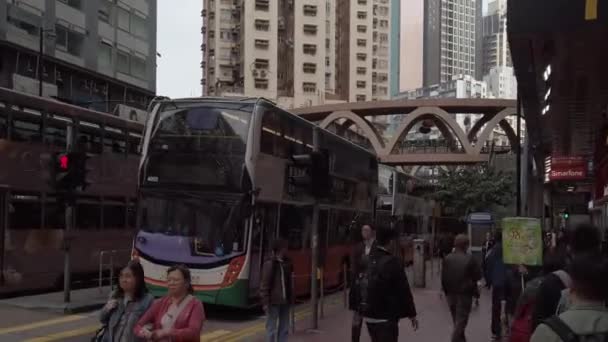 Hong Kong, Chiny - 2020: przystanek autobusowy, ludzie chodzą chodnikiem — Wideo stockowe