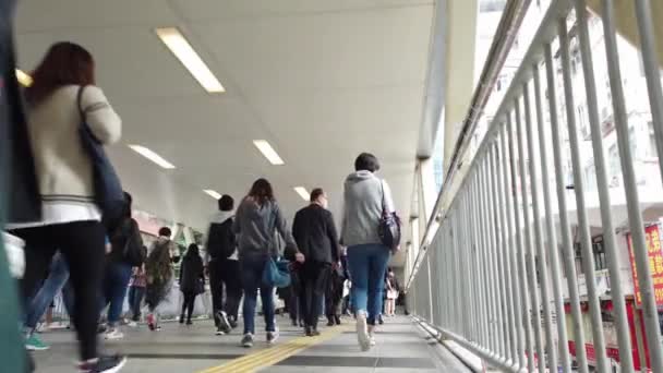 Hong Kong, Čína - 2020: lidé chodí po pěší křižovatce — Stock video
