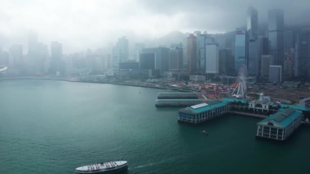 Hong Kong, China - 2020: costa, muelles y parque desde arriba — Vídeo de stock