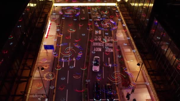 Χονγκ Κονγκ, Κίνα - 2020: ζωντανές γιρλάντες πάνω από Mody Road τη νύχτα από ψηλά — Αρχείο Βίντεο