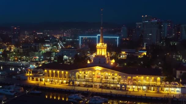 Sochi, Rusia - 2016: vista aérea - Puerto de Sochi, ciudad por la noche, yates — Vídeos de Stock