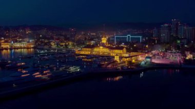 Soçi, Rusya - 2016: Geceleri Soçi limanı, yukarıdan inşaat ve yatlar