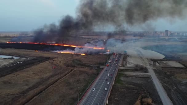 Rostow am Don, Russland - 28. März 2020: Feuer am linken Ufer, Luftaufnahme — Stockvideo